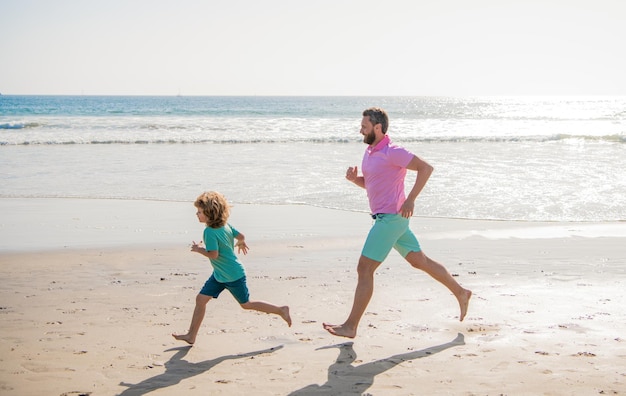 Heureux papa et enfant s'amusent à l'extérieur père et fils courant sur la plage d'été voyage en famille week-end et vacances enfance et parent papa avec enfant garçon en mer ou océan week-end journée en famille