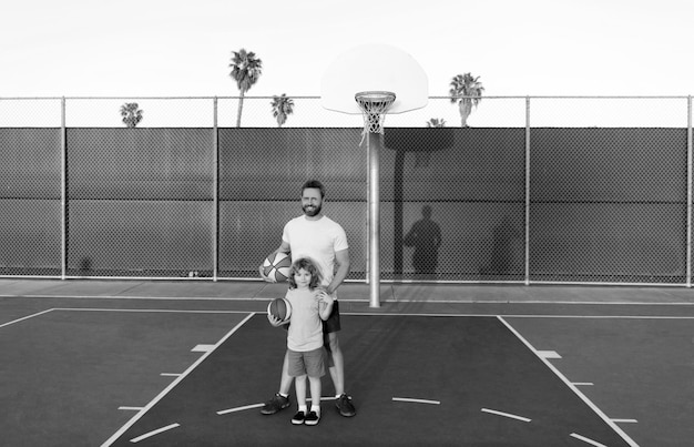 Heureux papa et fils enfant jouent au basket avec ballon sur l'aire de jeux parentalité