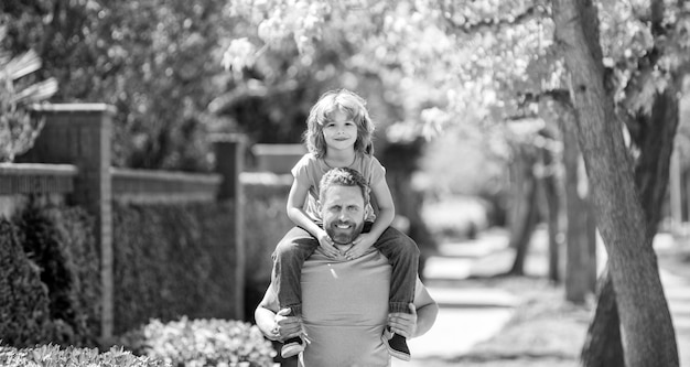 Heureux papa avec fils passer du temps ensemble dans le parc passer du temps