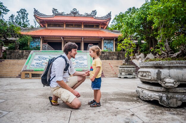 Heureux papa et fils de touristes dans la pagode LongSon