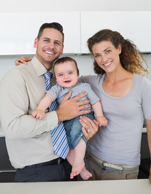 Heureux parents avec bébé dans la cuisine