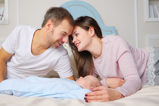 Heureux parents avec bébé endormi