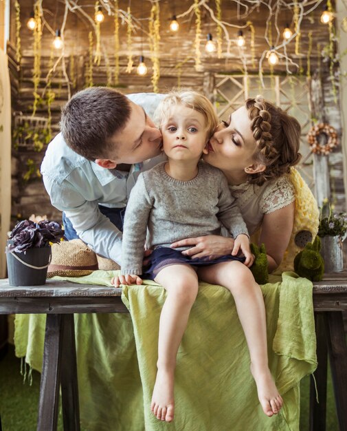 Heureux parents embrassant leur fille de cinq ans