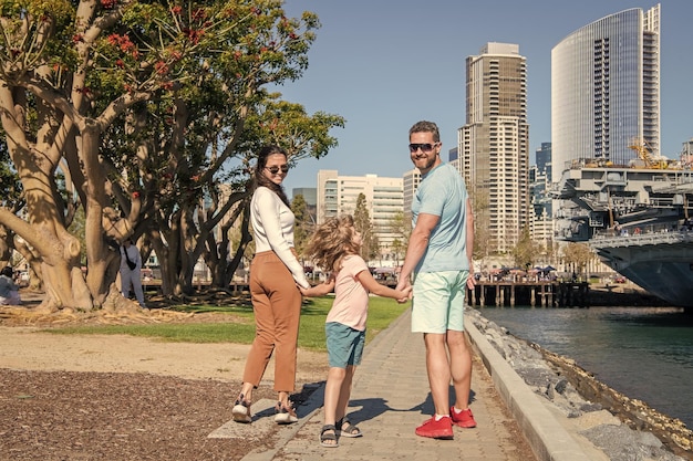 Heureux parents avec enfant garçon maman papa et fils aiment se détendre ensemble adoption et charité