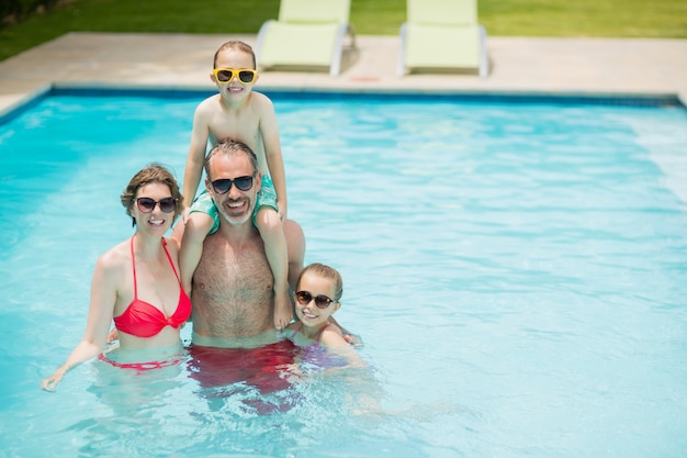 Heureux parents et enfants dans la piscine