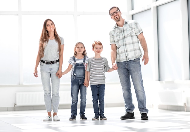 Heureux parents avec enfants debout dans un nouvel appartement