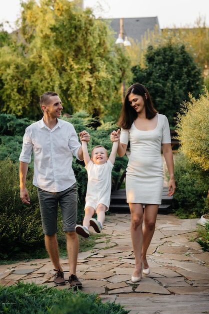 Heureux parents avec leur fils marchant dans le parc