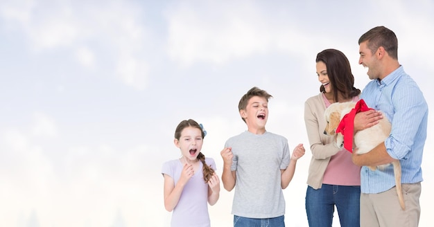 Heureux parents offrant un chiot aux enfants contre le ciel