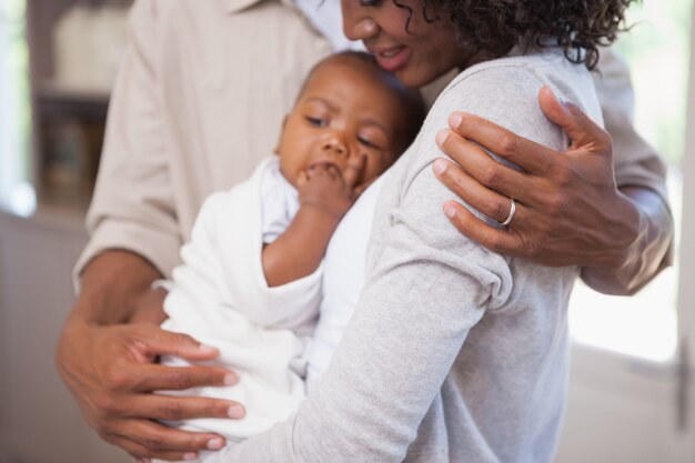 Heureux parents passer du temps avec bébé