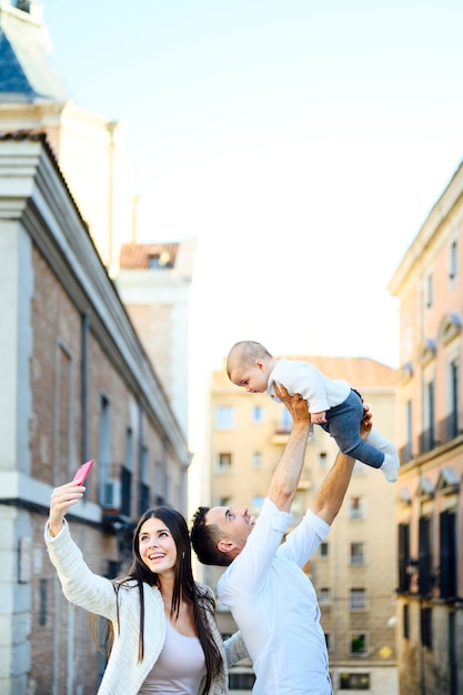 Photo heureux parents prenant un selfie avec leur fils