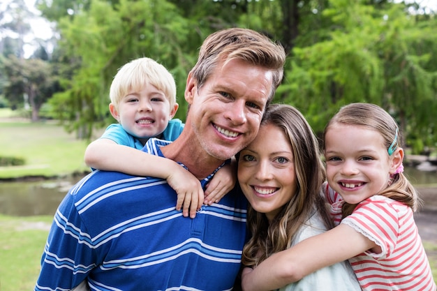 Heureux parents redonnant un cochon aux enfants