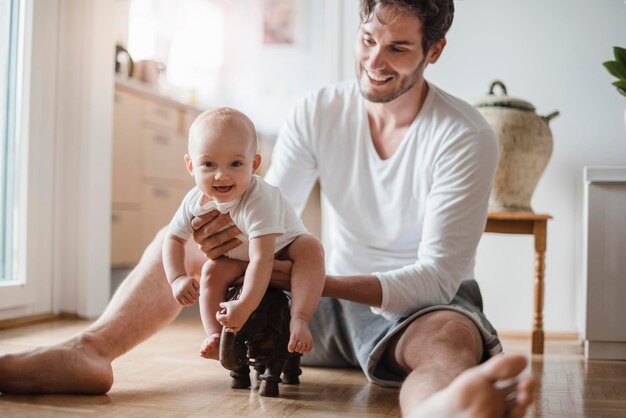 Heureux père avec bébé fille jouant à la maison