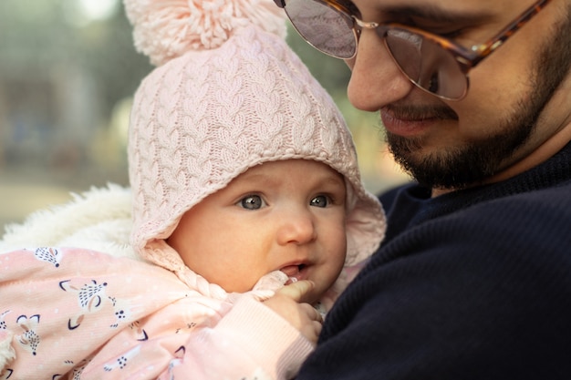 Heureux père élégant avec sa petite fille