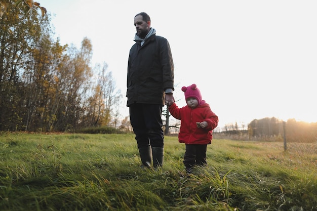 Heureux père et enfant passant du temps à l'extérieur père avec fille dans le parc d'automne