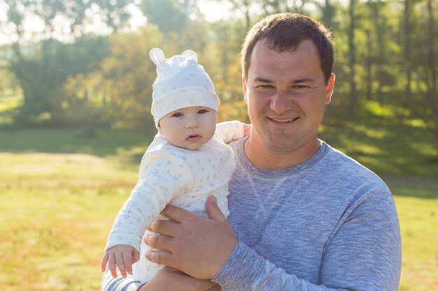 Heureux père avec l'enfant sur le terrain