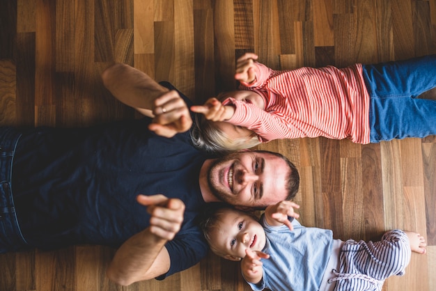 Heureux père et les enfants dirigées vers le haut