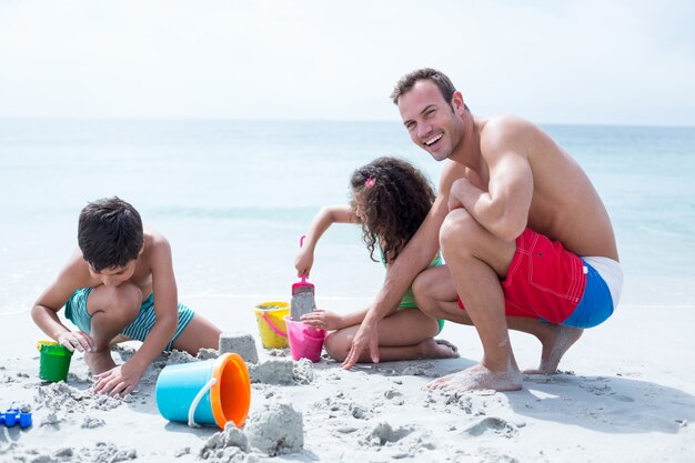 Heureux père avec des enfants à la plage