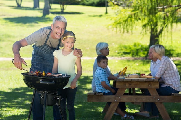 Heureux père faire du barbecue avec sa fille