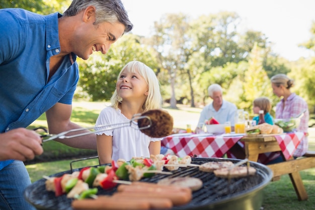 Heureux père faire du barbecue avec sa fille