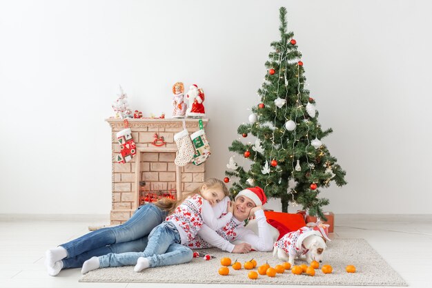 Heureux père de famille et enfant à l'arbre de Noël à la maison