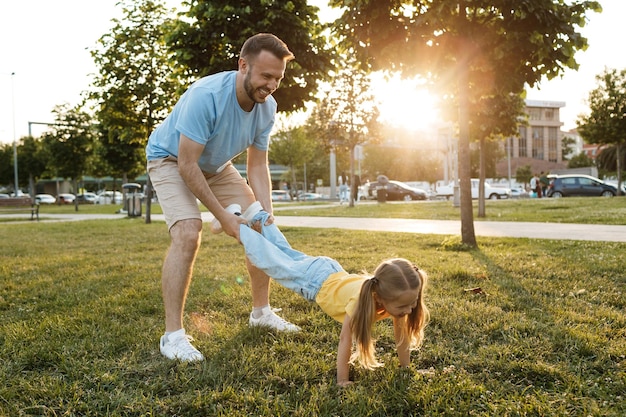 heureux père de famille et sa fille dans le parc