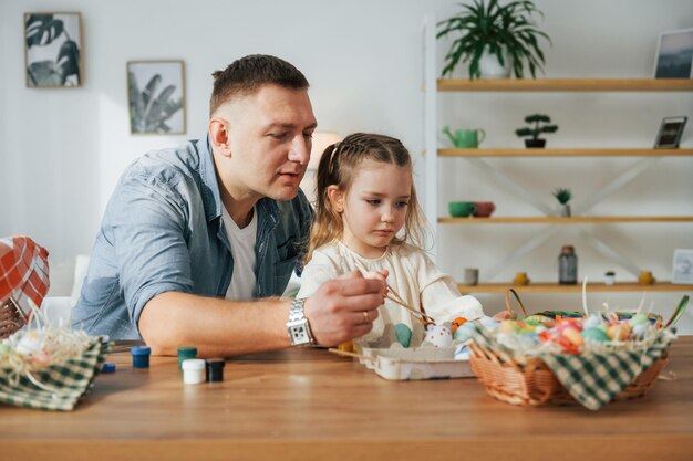 Heureux père et fille célébrant ensemble les vacances de Pâques