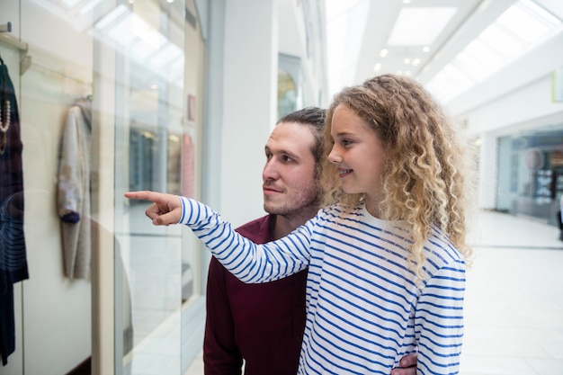 Photo heureux père et fille dans un centre commercial