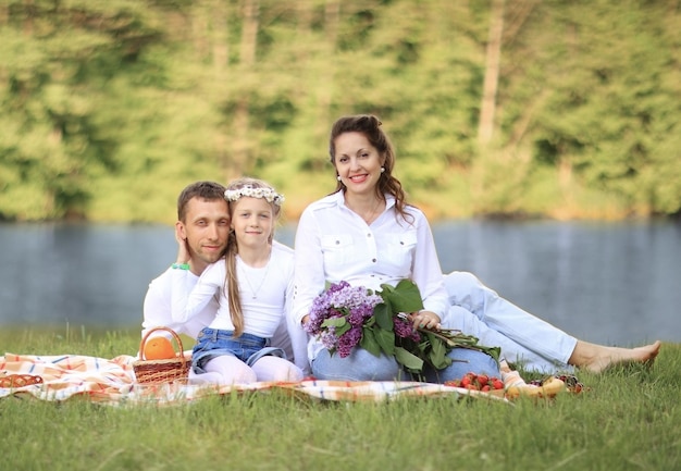 Heureux père d'une fille et d'une maman enceinte lors d'un pique-nique