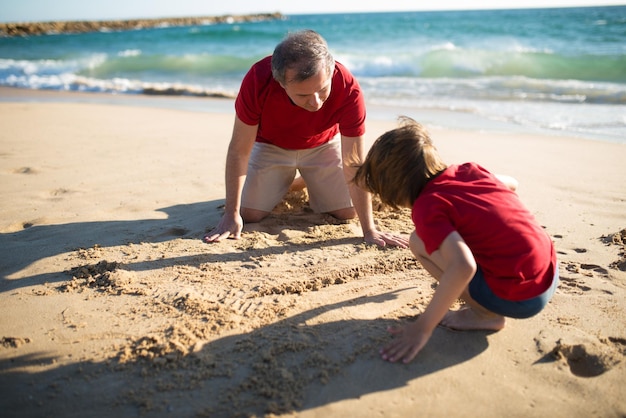 Heureux père et fils à la côte de la mer