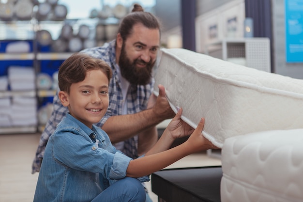 Heureux père et fils, faire du shopping au grand magasin