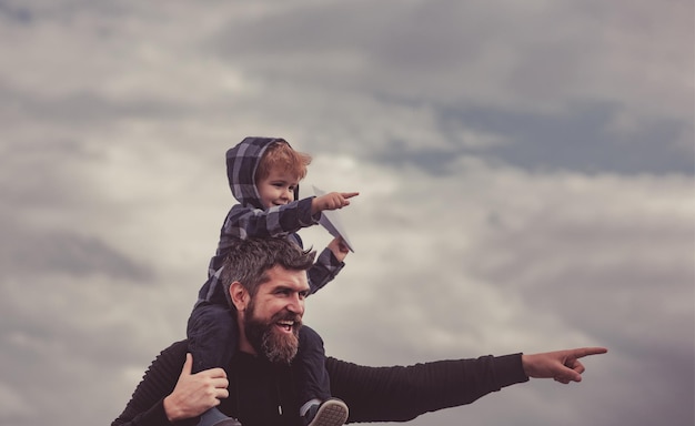 Heureux père et fils de famille aimante