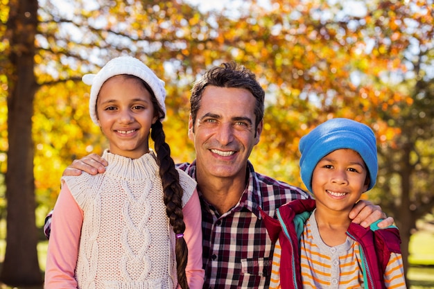 Heureux père avec fils et fille au parc