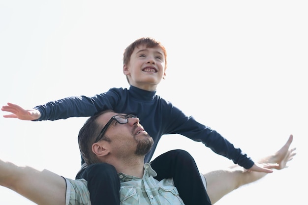 Heureux père et fils jouant ensemble photo avec espace de copie