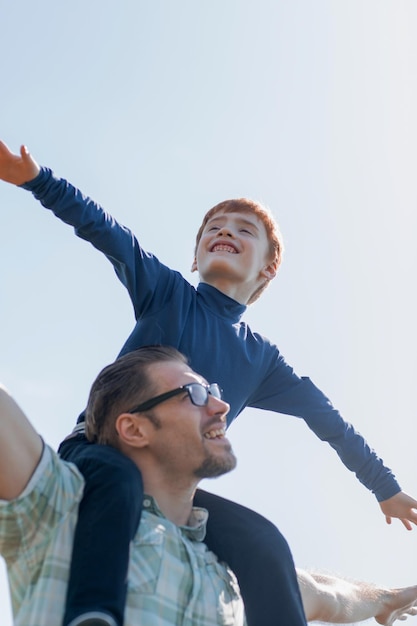 Heureux père et fils jouant ensemble photo avec espace de copie