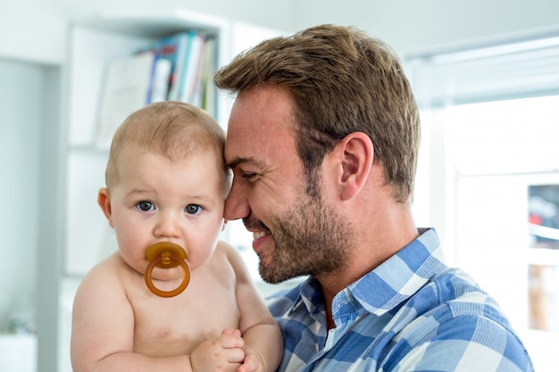 Heureux père avec fils mignon à la maison