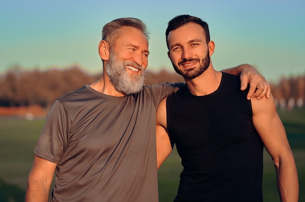 L'heureux père et fils s'embrassent en plein air