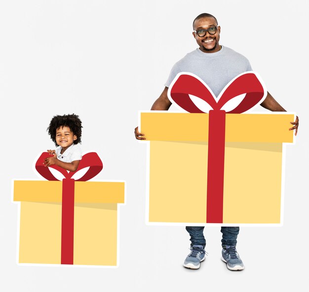 Heureux père et fils tenant des coffrets cadeaux