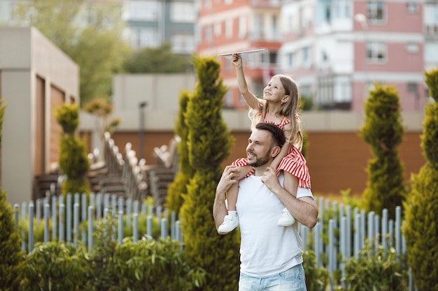 heureux père jouant avec sa fille en plein air