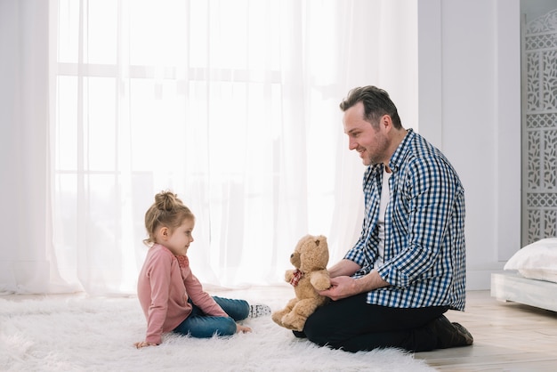 Heureux père jouant avec son enfant à la maison