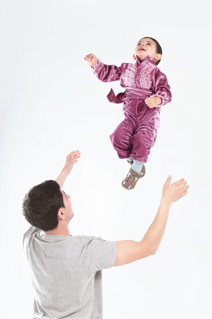 Heureux père jouant avec son fils qui est vêtu d'un costume gitan