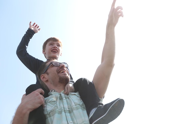 Photo heureux père jouant avec son fils