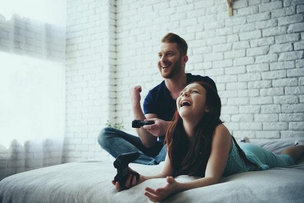 Heureux père avec joystick gagne déçu.