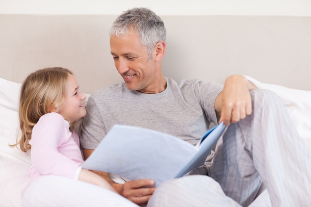 Heureux père lire une histoire à sa fille