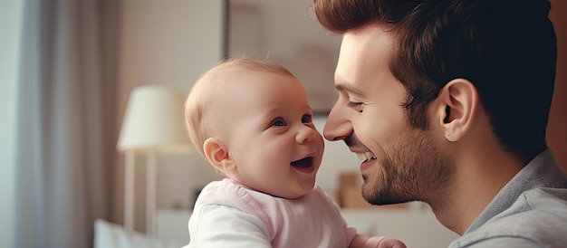 Heureux père à la maison embrassant son bébé souriant