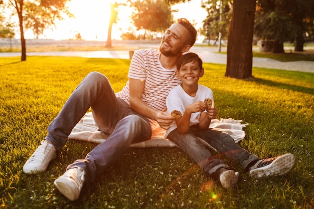 Heureux père passer du temps avec son petit-fils au parc