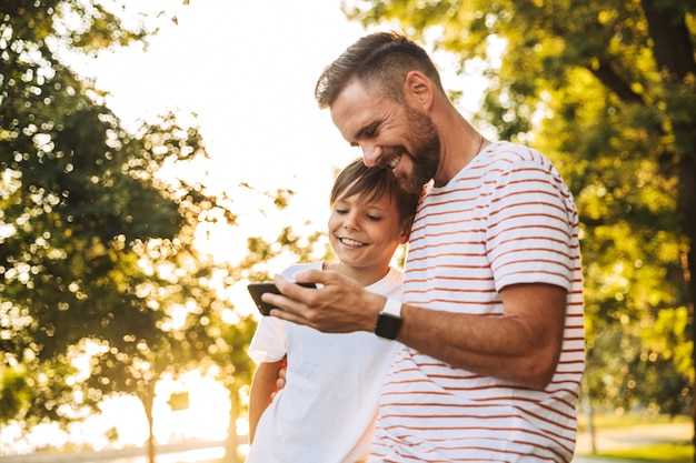 Heureux père passer du temps avec son petit-fils au parc