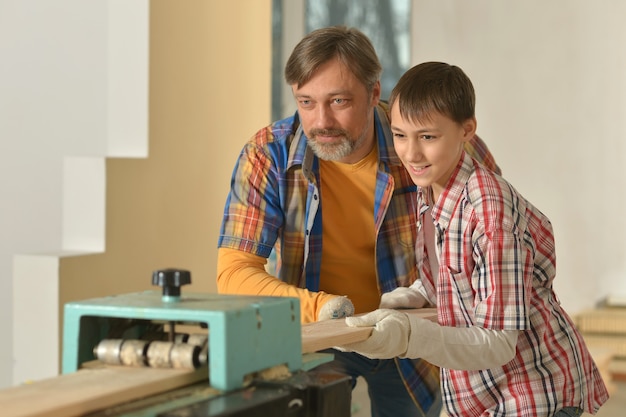 Heureux père et petit garçon réparant dans la chambre