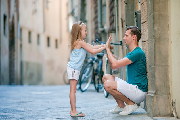 Heureux père et petite fille adorable à Rome pendant les vacances italiennes