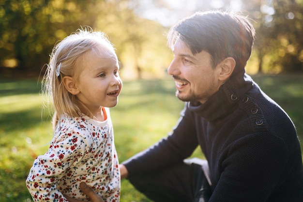 Heureux père avec petite fille dans les loisirs de plein air du parc d'automne Père et fille