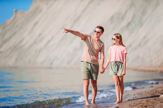 Heureux père et petite fille en vacances